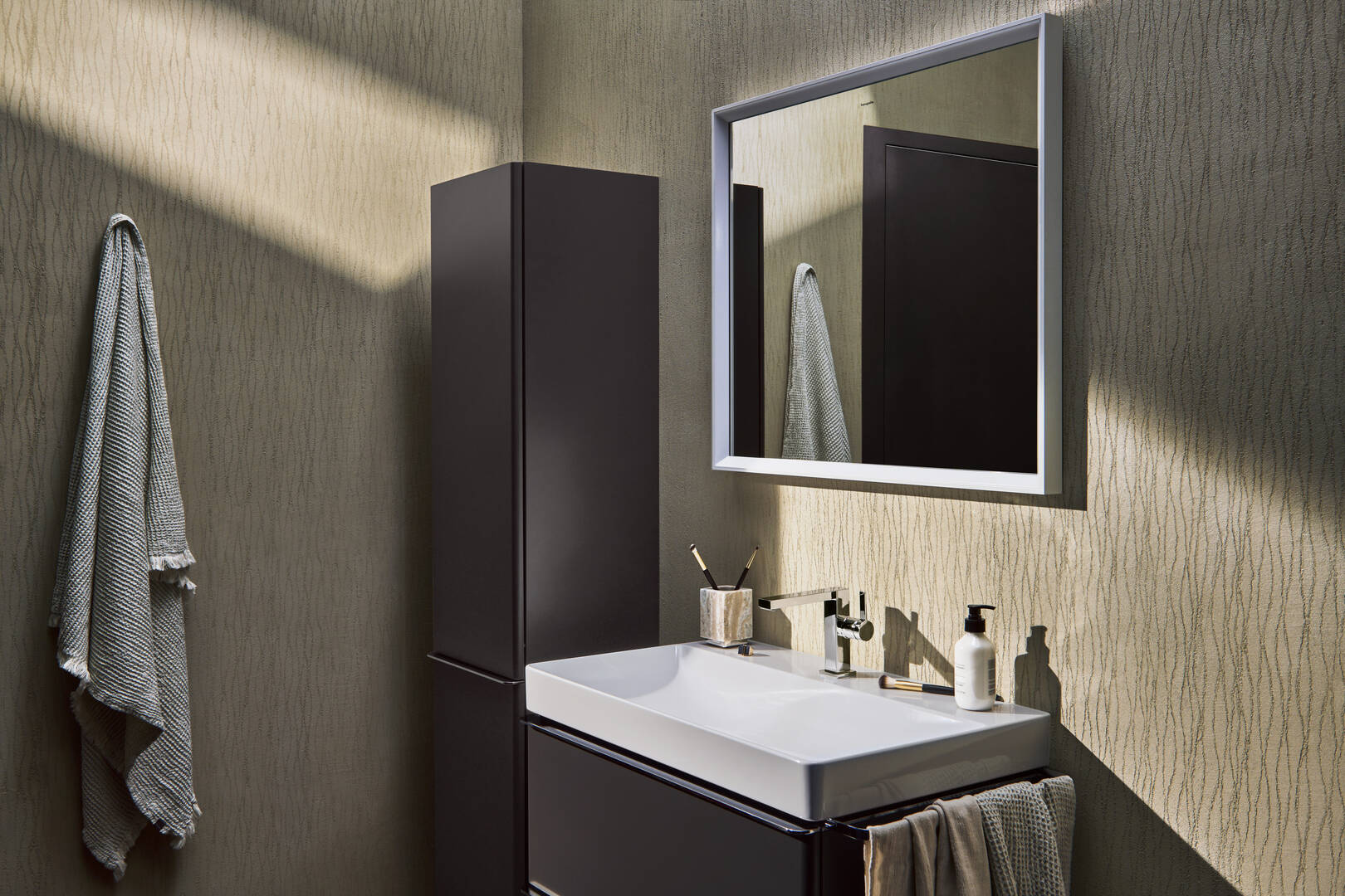 关闭：侧把手面盆龙头110 Fine冷启动，带按压落水套件 1