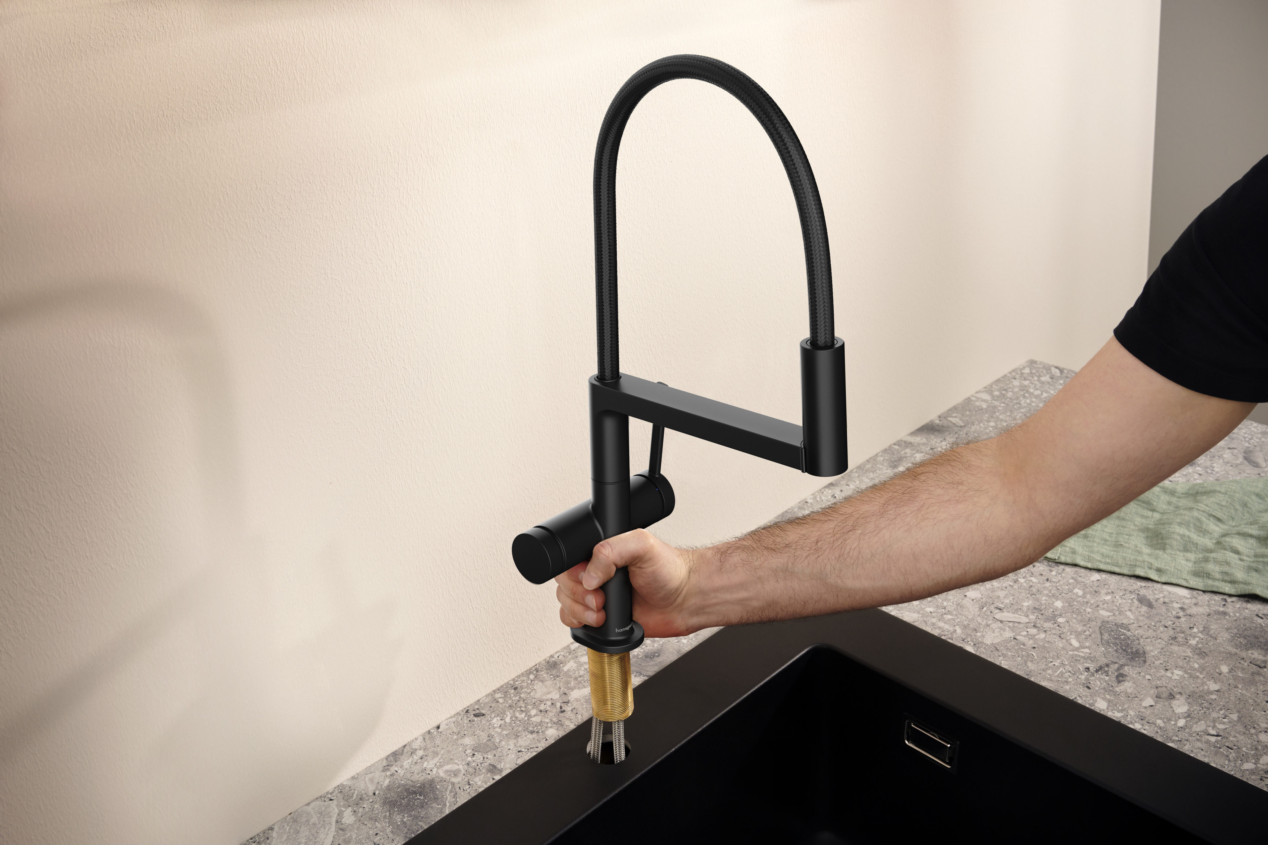 关闭：单把手厨房龙头，三种出水模式 5