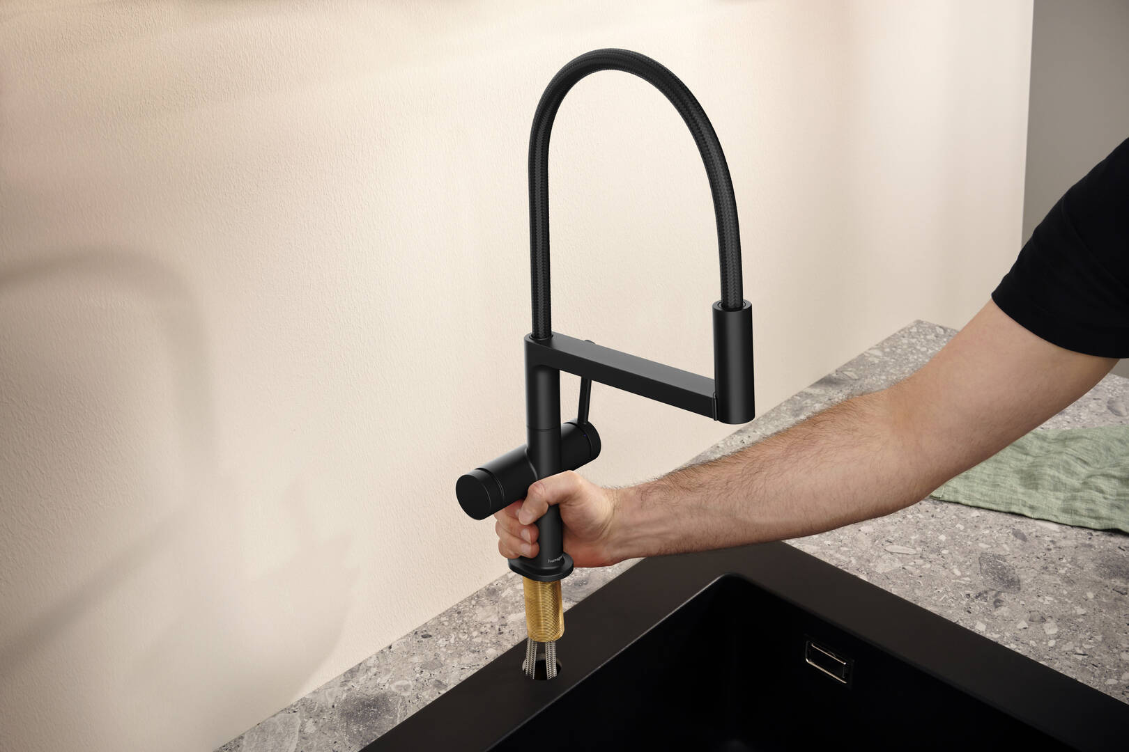 关闭：单把手厨房龙头，三种出水模式 5