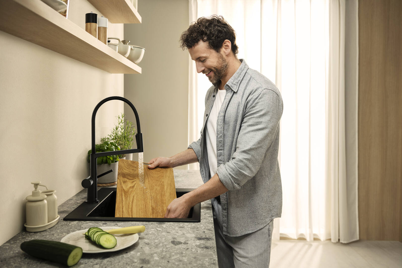 关闭：单把手厨房龙头，三种出水模式 2