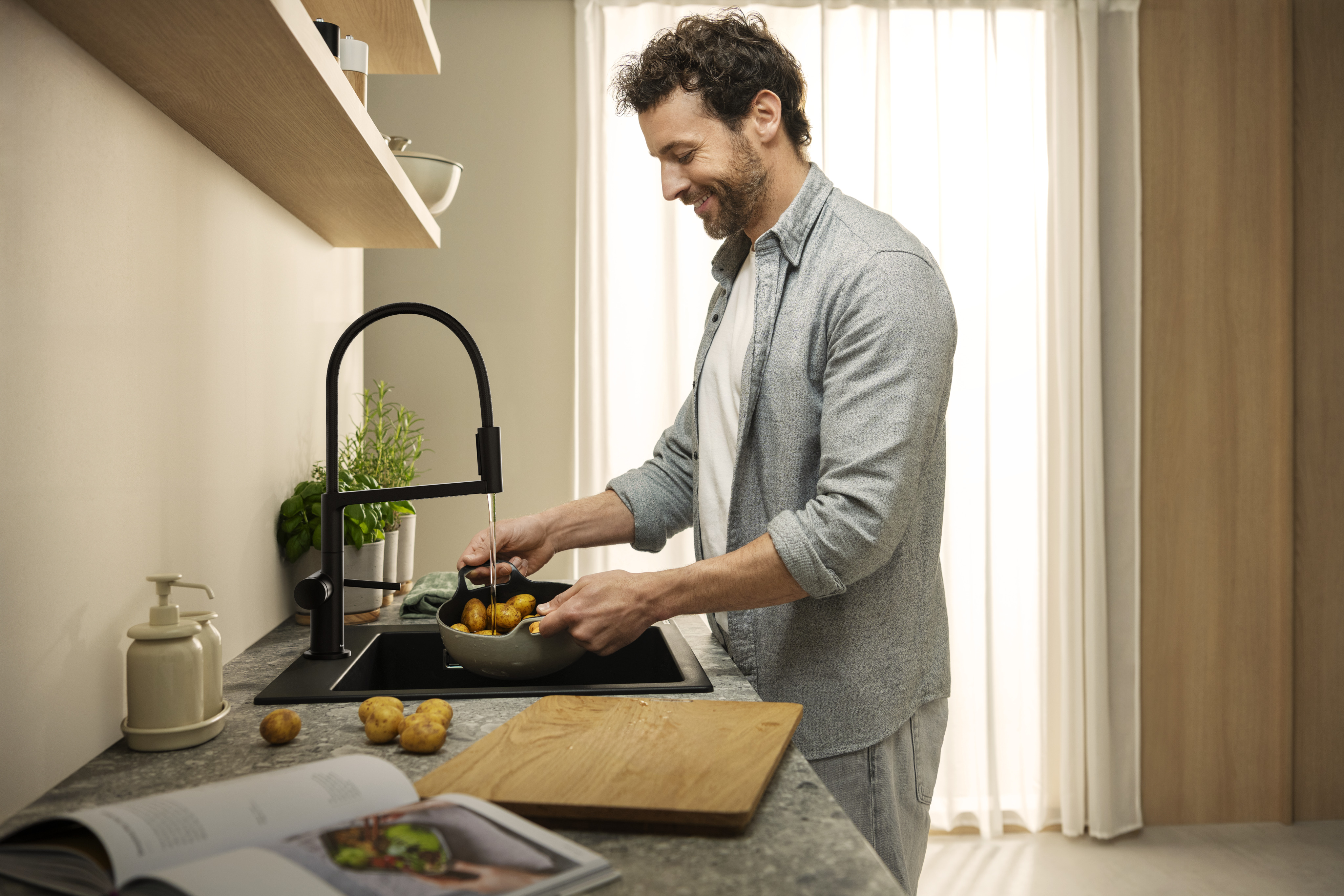 关闭：单把手厨房龙头，三种出水模式 1