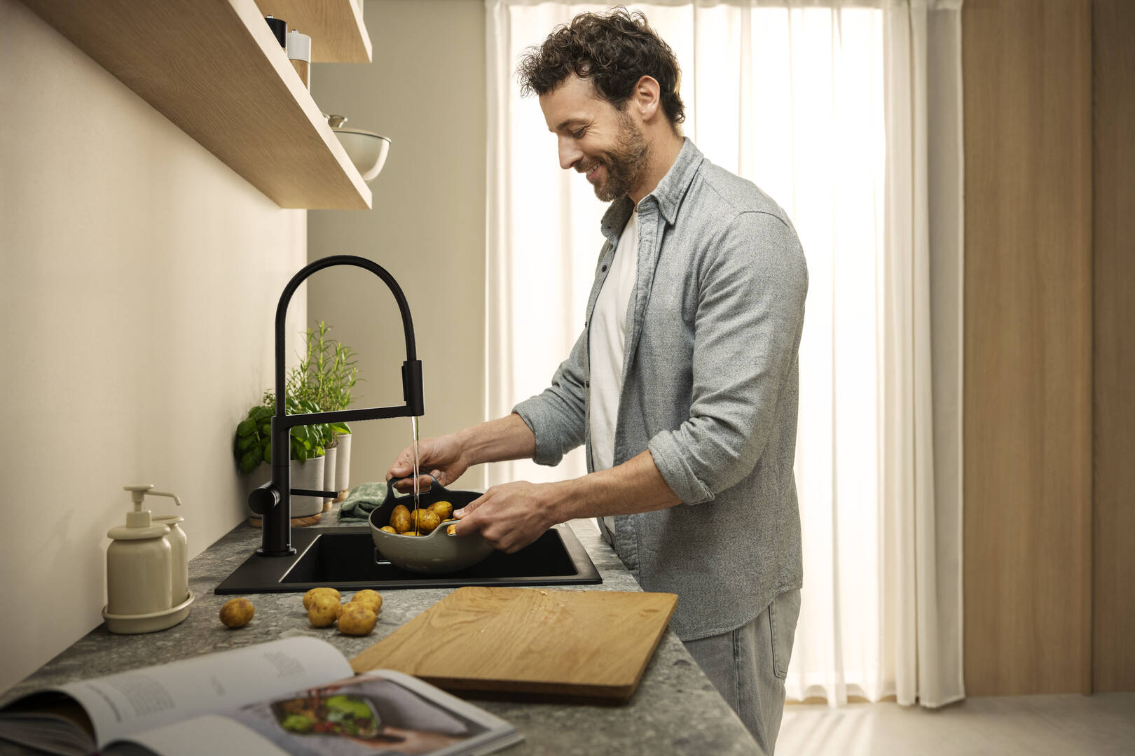 关闭：单把手厨房龙头，三种出水模式 1