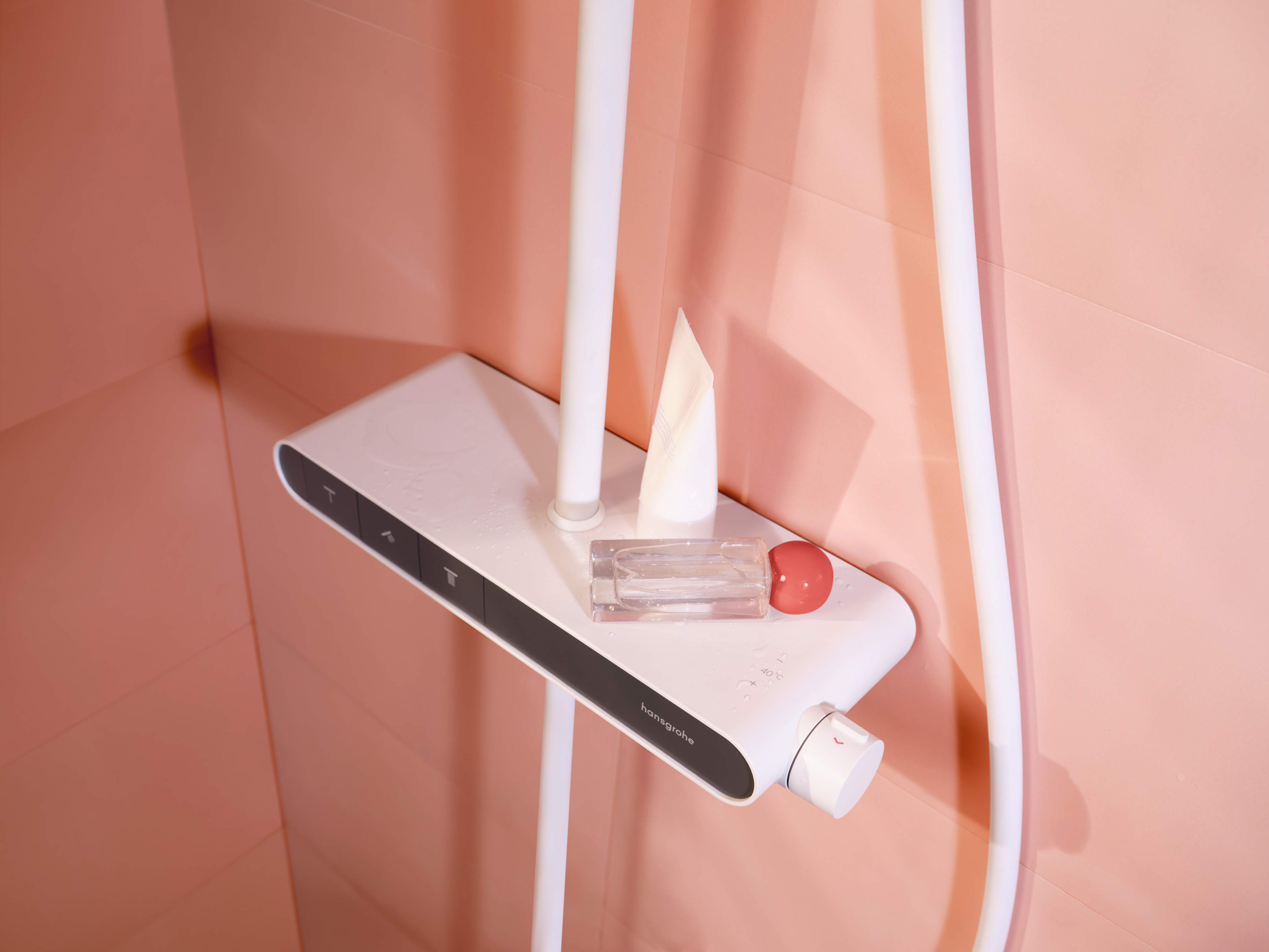 关闭：淋浴管240 单速，带ShowerTablet Select恒温浴缸龙头360 1