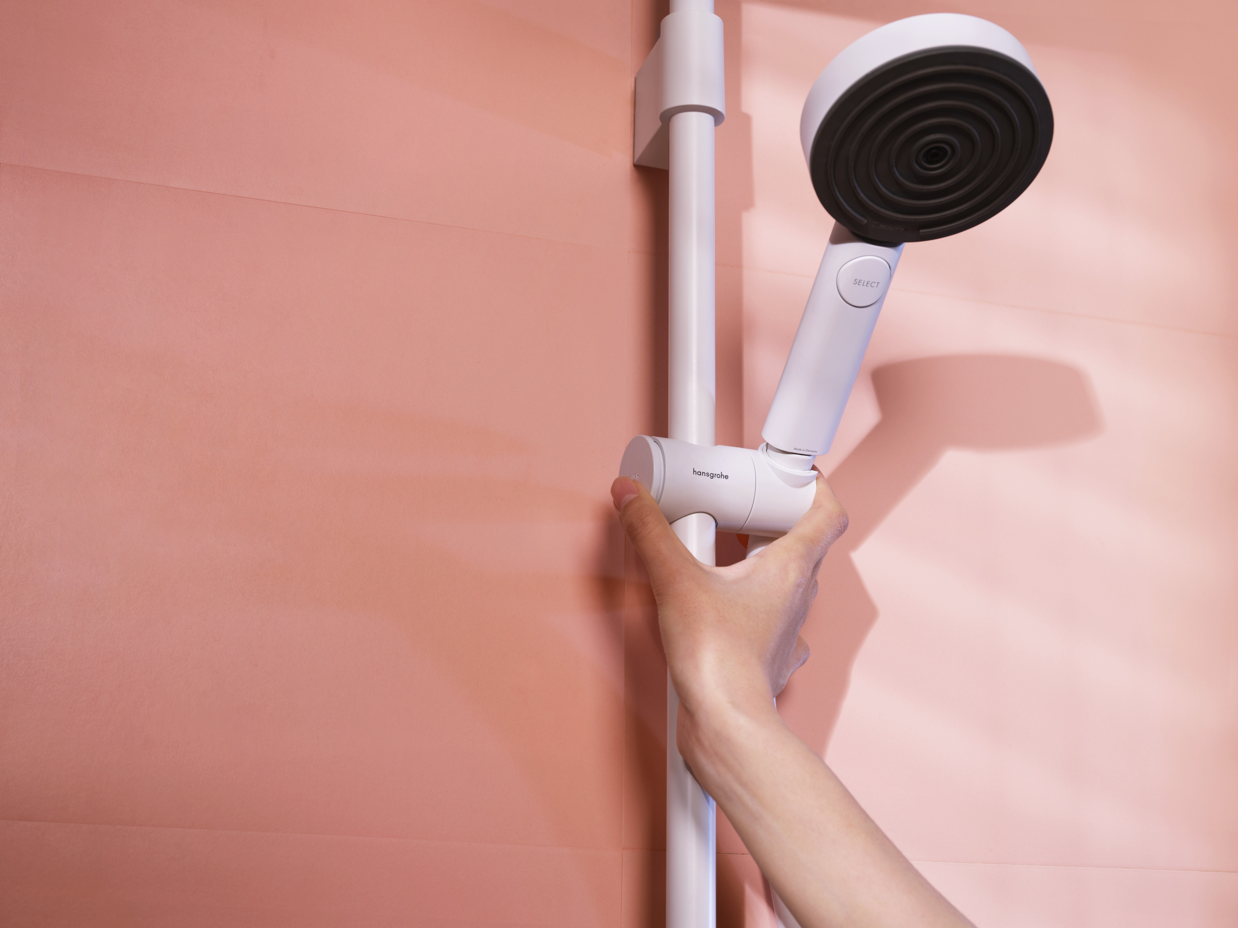 关闭：淋浴管240 单速，带ShowerTablet Select恒温浴缸龙头360 1