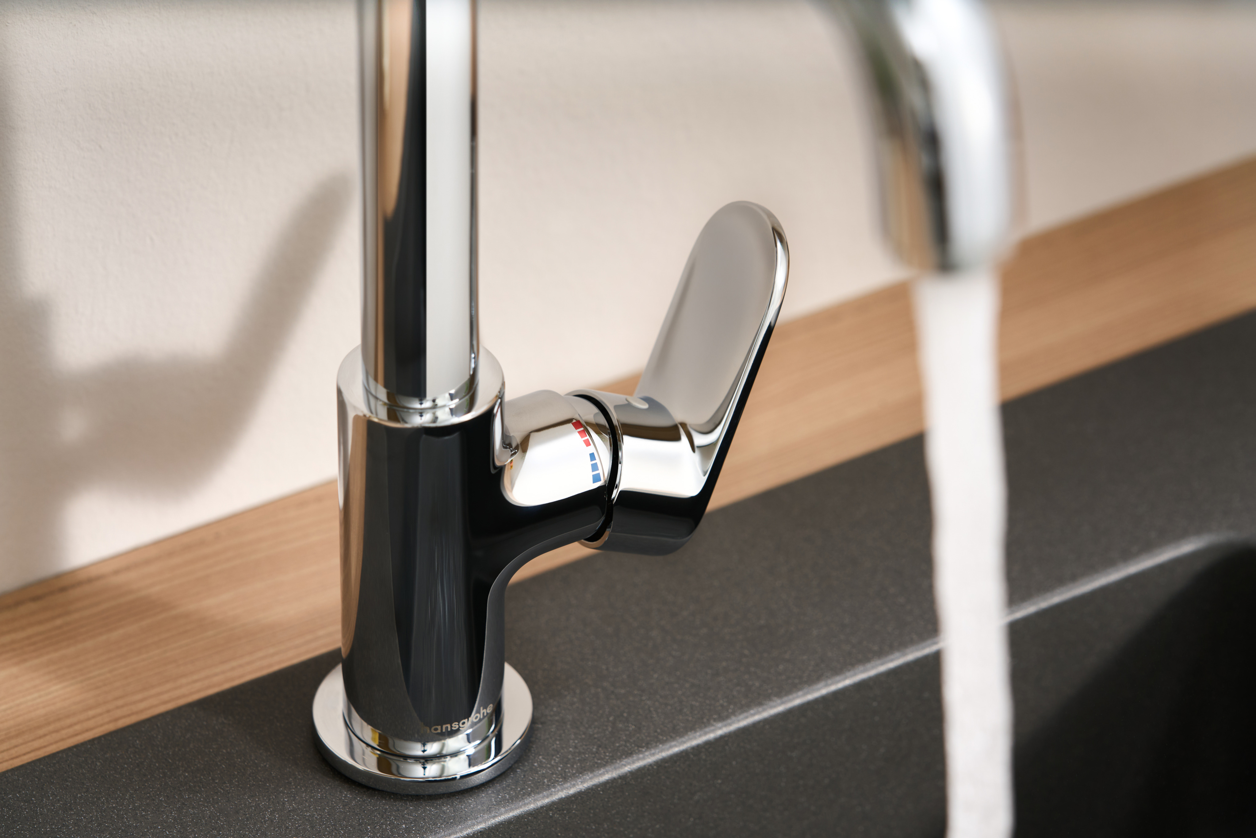 关闭：单把手厨房龙头260，带旋转出水嘴 1