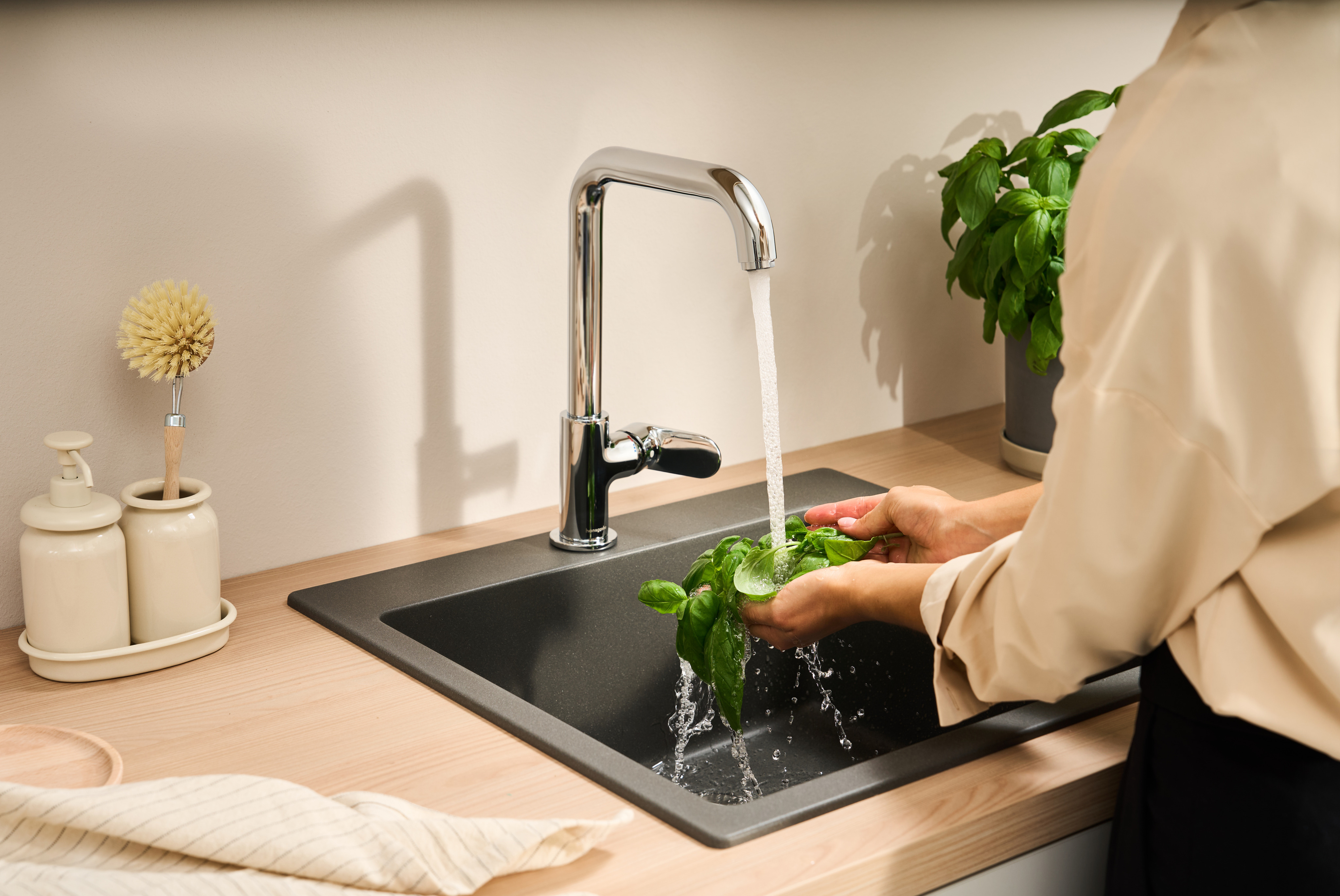 关闭：单把手厨房龙头260，带旋转出水嘴 4