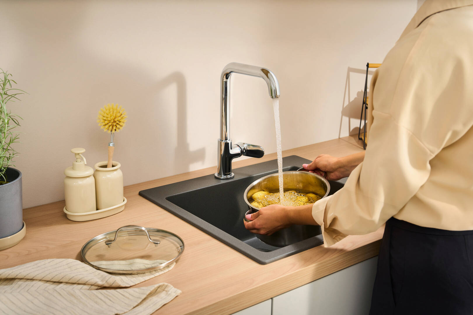 关闭：单把手厨房龙头260，带旋转出水嘴 3