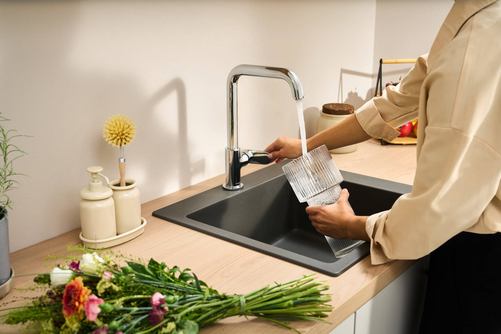 关闭：单把手厨房龙头260，带旋转出水嘴 6